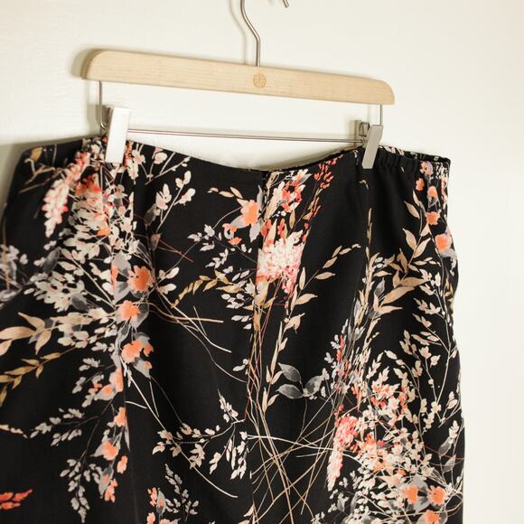 Talbots Black Wispy Floral Straight Pencil Skirt 22 WP - Picture 6 of 9